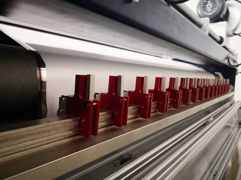 即使分切機的刀片很小，也要注意安全