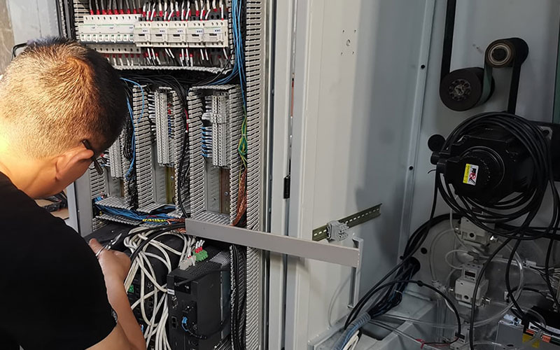 分切機(jī)大多采用電氣控制系統(tǒng)